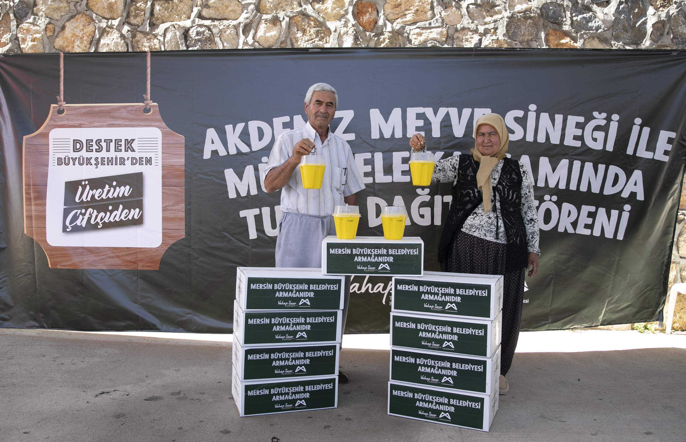 Mersin Büyükşehir Akdeniz Meyve Sineği Mücadelesinde Üreticiye Destek