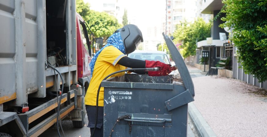 Mezitli Belediyesinde Kadın Kaynak Ustası Nida Gezer Örnek Oldu