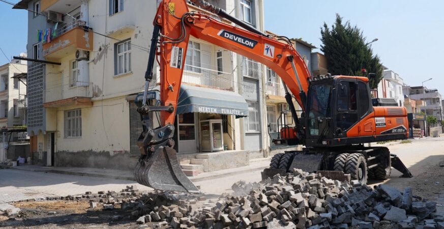 Tarsus Mithatpaşa'da 17 Sokak 10 Bin Ton Sıcak Asfaltla Yenilendi
