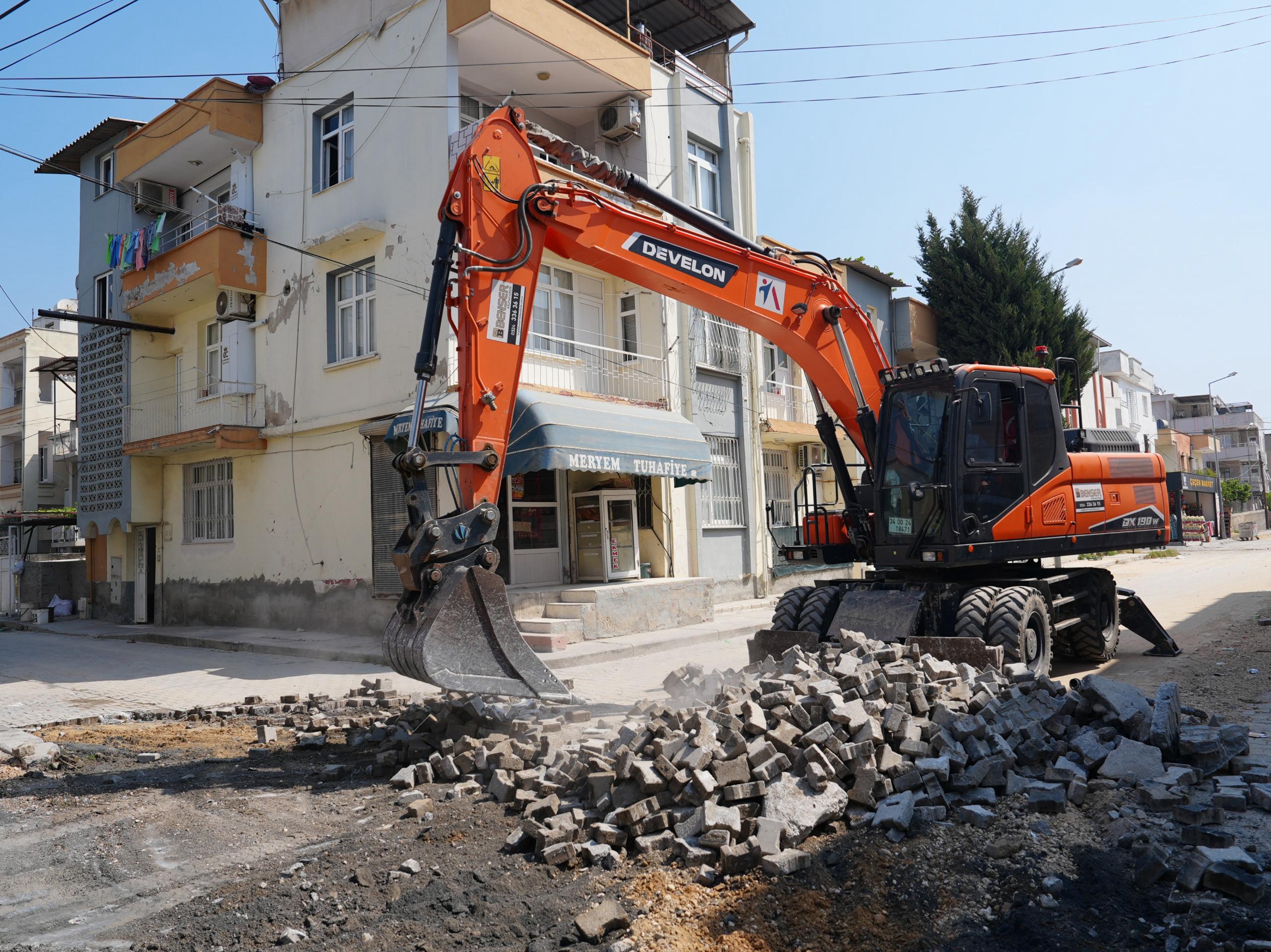 Tarsus Mithatpaşa'da 17 Sokak 10 Bin Ton Sıcak Asfaltla Yenilendi