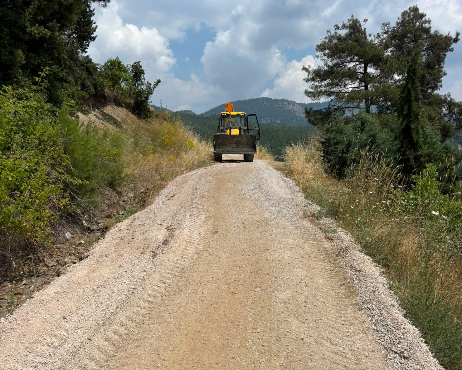 Toroslar Belediyesi Merkez ve Kırsal Mahallelerde Yol Çalışmalarını Sürdürüyor