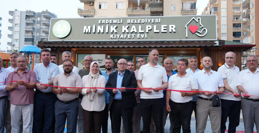 Erdemli Belediyesi Minik Kalpler Kıyafet Evi'ni Hizmete Açtı