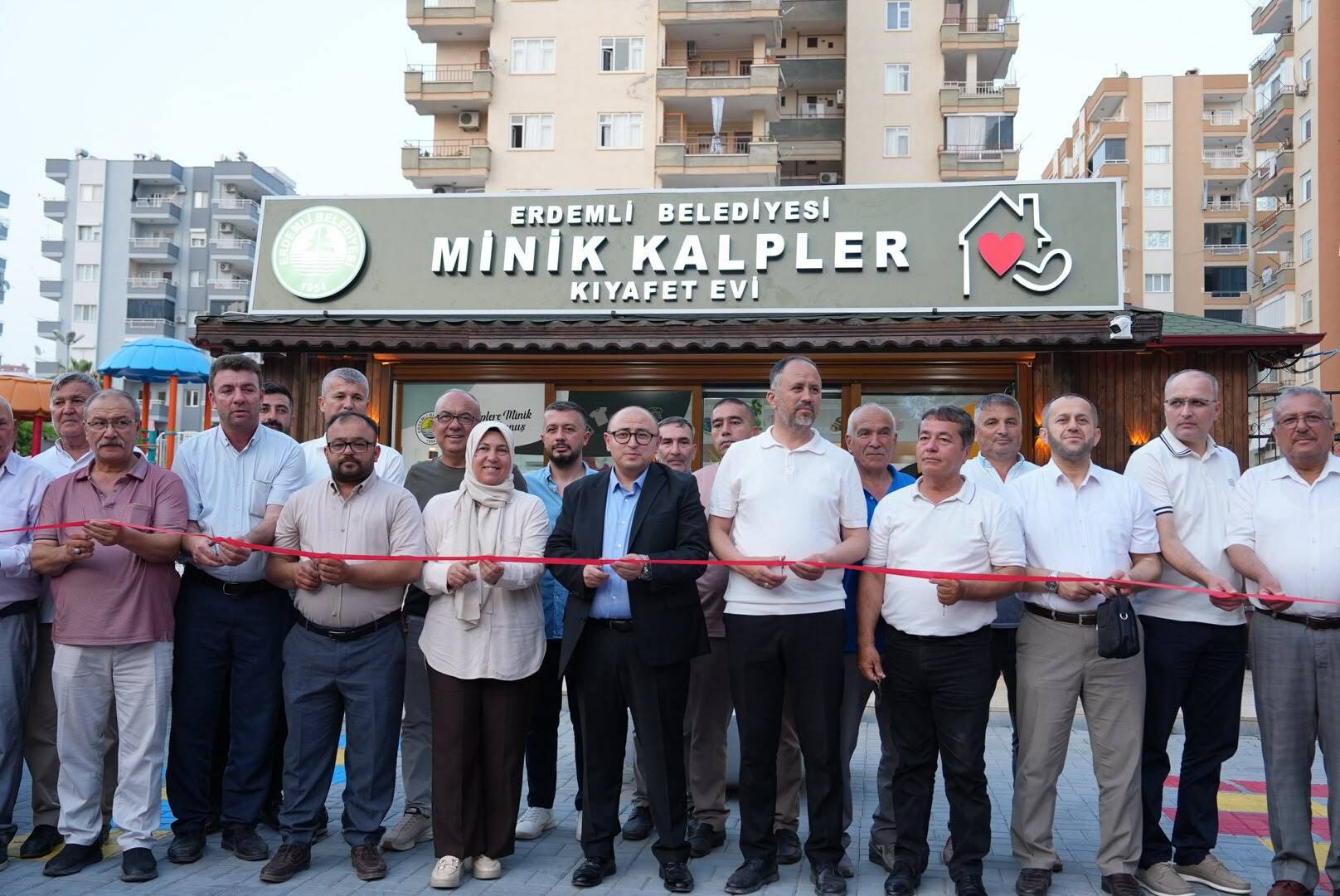 Erdemli Belediyesi Minik Kalpler Kıyafet Evi'ni Hizmete Açtı