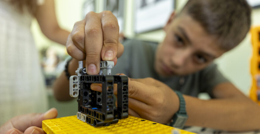 Mersin Büyükşehir Öğrencileri Rubik Küp Çözen Robot Tasarladı Mersin Büyükşehir Öğrencileri Rubik Küp Çözen Robot Tasarladı