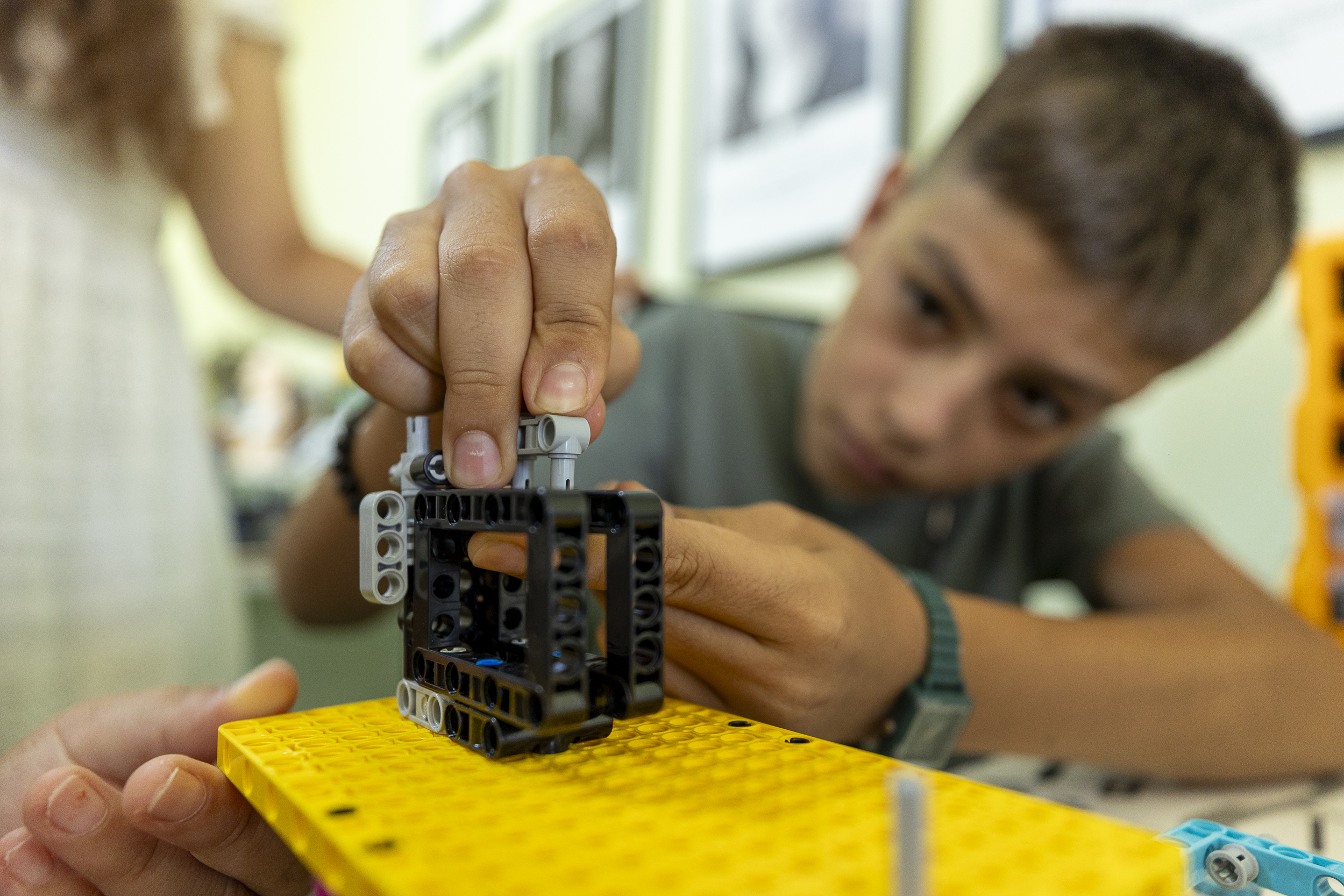 Mersin Büyükşehir Öğrencileri Rubik Küp Çözen Robot Tasarladı Mersin Büyükşehir Öğrencileri Rubik Küp Çözen Robot Tasarladı