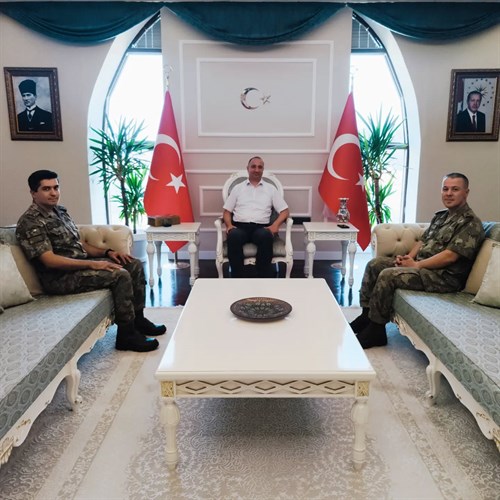 Balıkesir'e Atanan Garnizon Komutanı Volkan Göçmez Tarsus Kaymakamına Veda Etti Balıkesir'e Atanan Garnizon Komutanı Volkan Göçmez Tarsus Kaymakamına Veda Etti