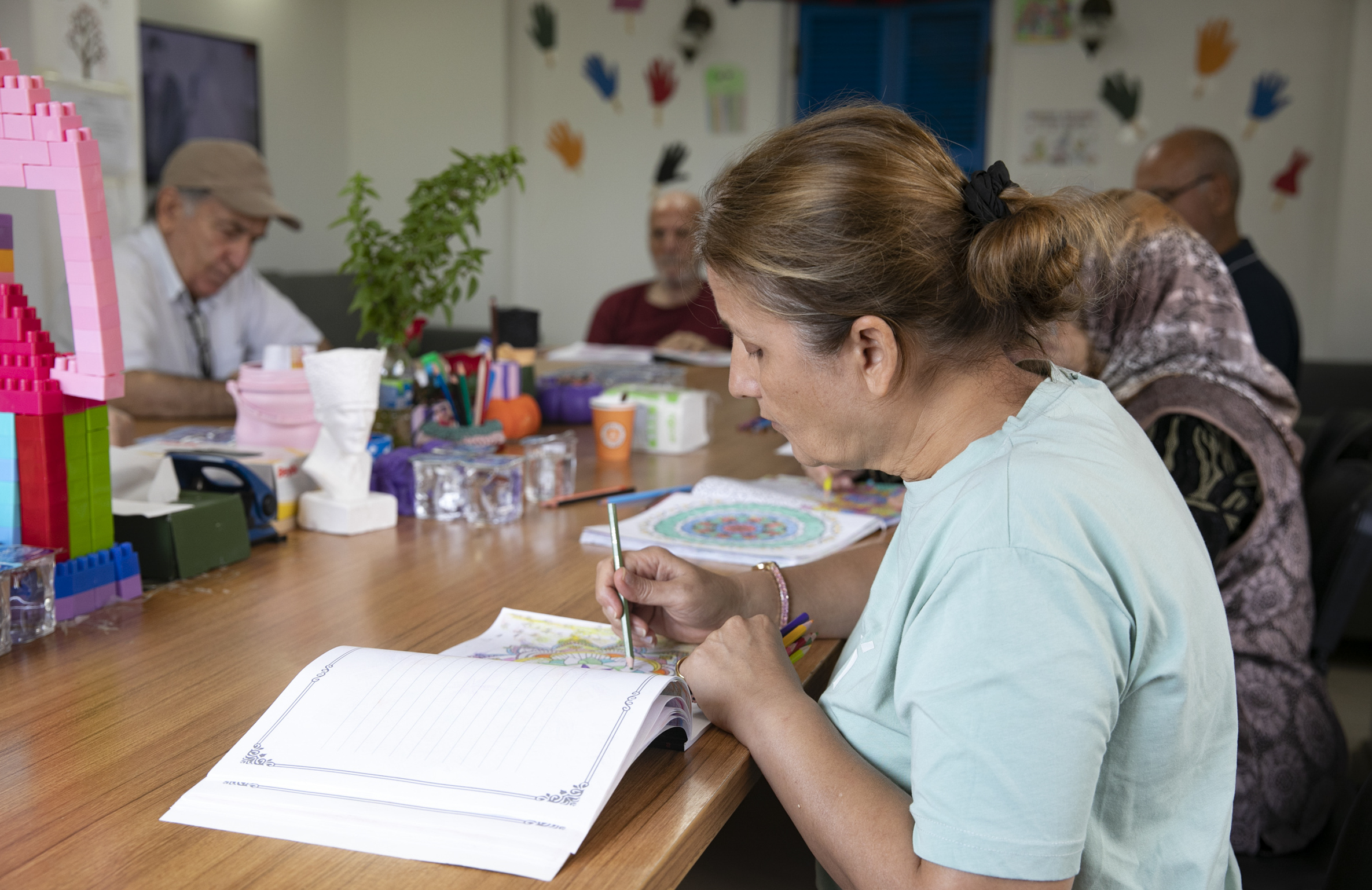 Mersin Büyükşehir Gülümse Alzheimer Yaşam Merkezi Hastalara Destek Oluyor