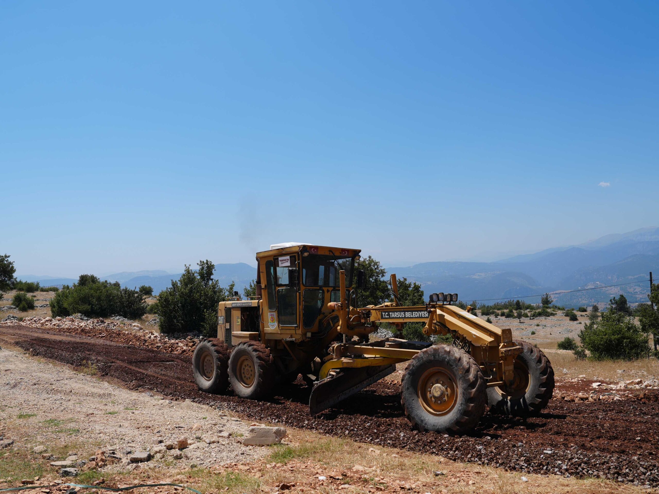 TARSUS BELEDİYESİ KIRSAL MAHALLELERDE YOL ÇALIŞMALARINI SÜRDÜRÜYOR