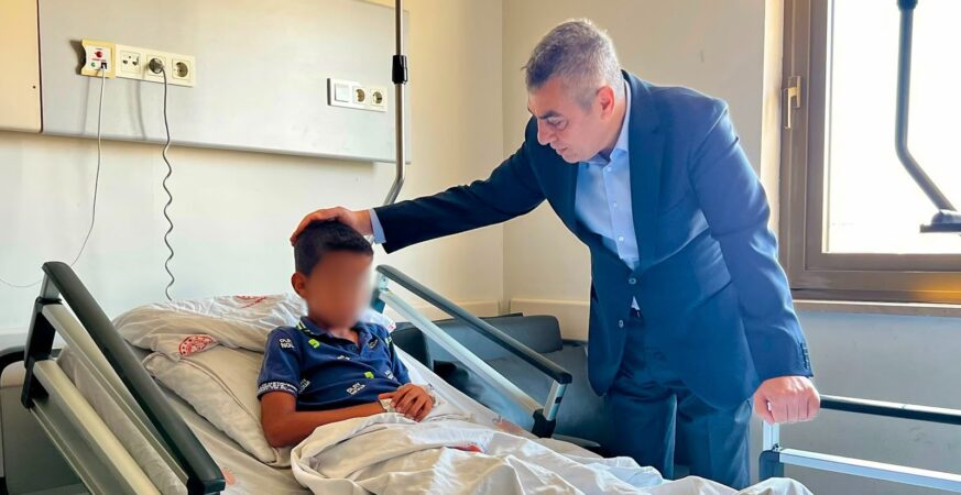 Vali Atilla Toros, Darp Edilerek Yaralanan Çocuğu Hastanede Ziyaret Etti Vali Atilla Toros Yaralanan Evladı Ziyaret Etti