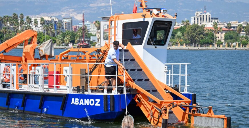 Mersin Büyükşehir Belediyesi Yetkisi Olmamasına Rağmen Deniz Temizliğini Sürdürüyor