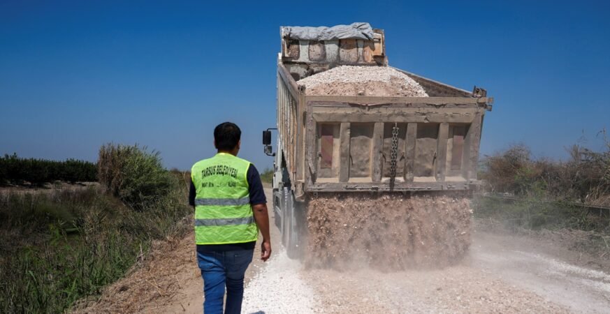 Tarsus Belediyesi Çöplü ve Yaramış Mahallelerinde Yol Çalışması Yaptı