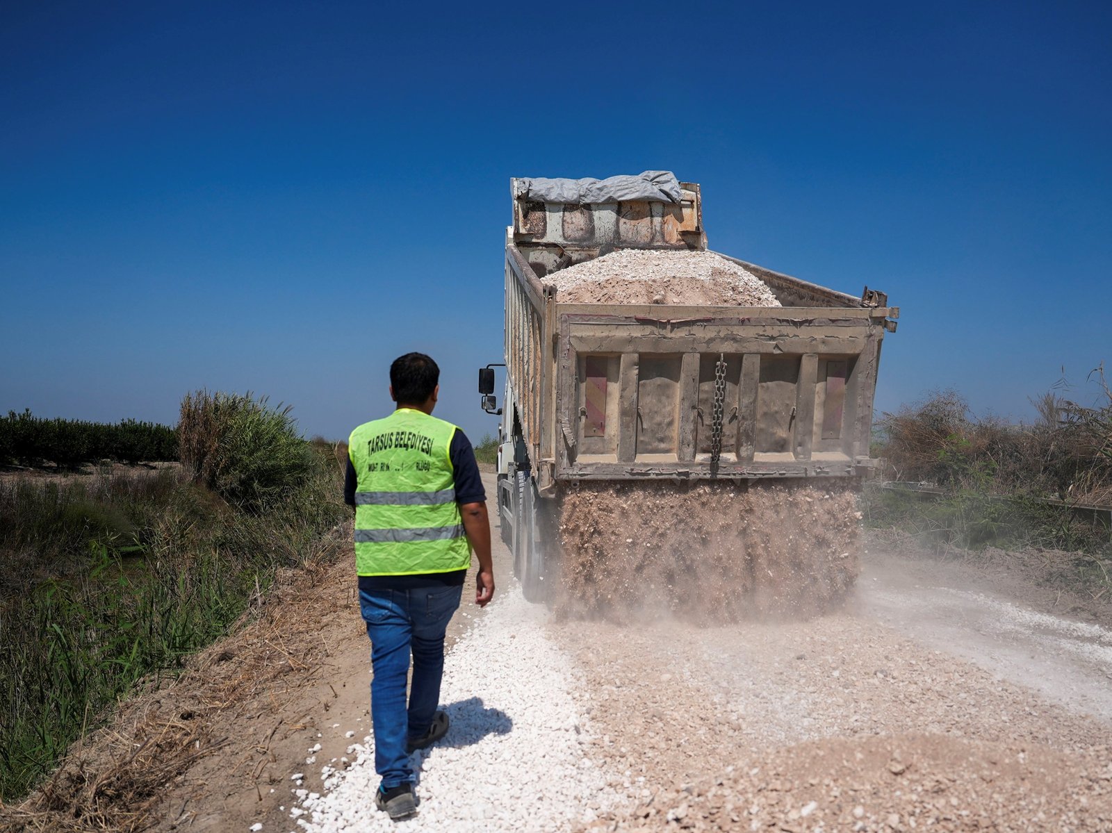 Tarsus Belediyesi Çöplü ve Yaramış Mahallelerinde Yol Çalışması Yaptı Tarsus Belediyesi Çöplü ve Yaramış Mahallelerinde Yol Çalışması Yaptı