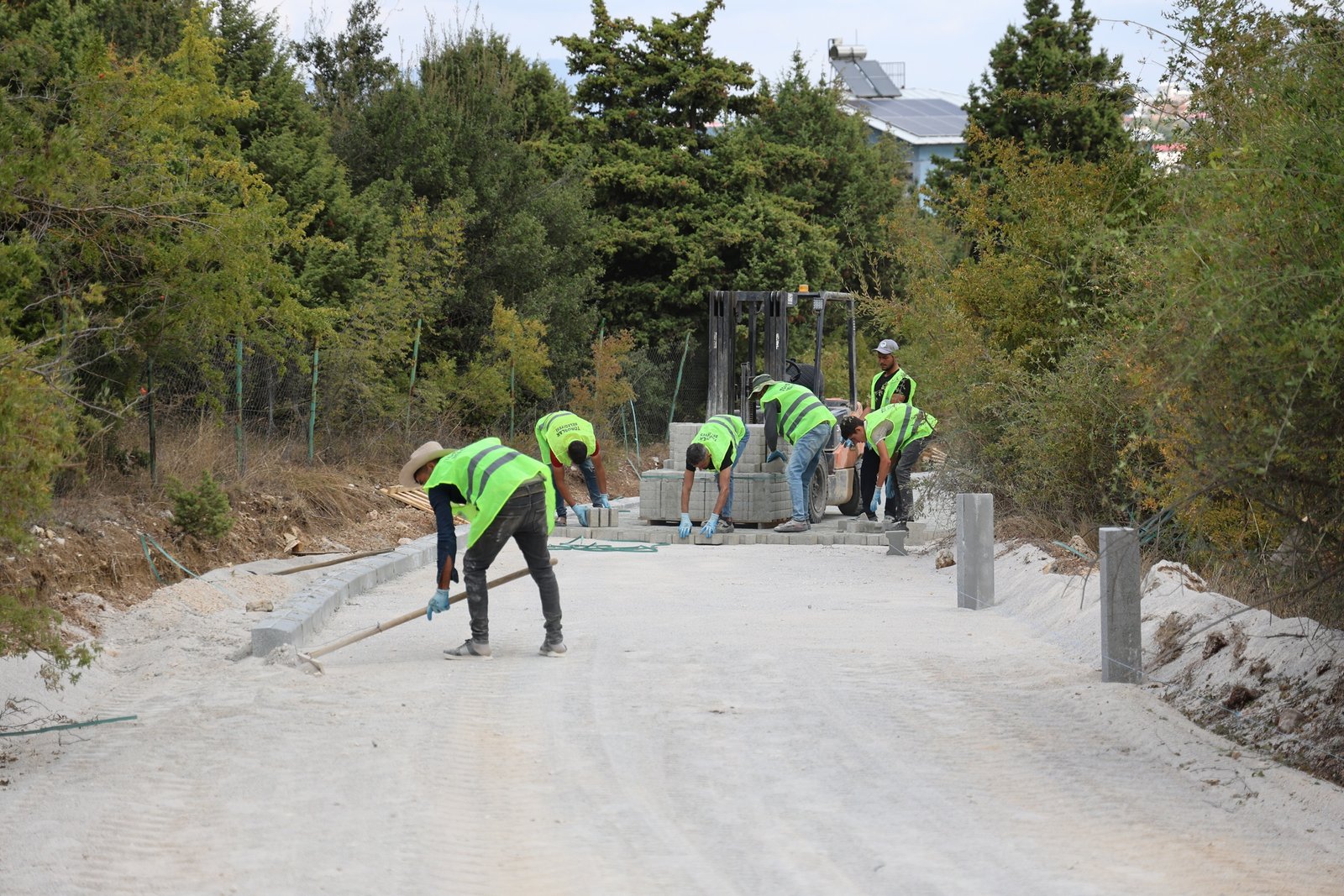 Toroslar Kırsal Mahalle Yolları Yenileniyor Toroslar Kırsal Mahalle Yolları Yenileniyor