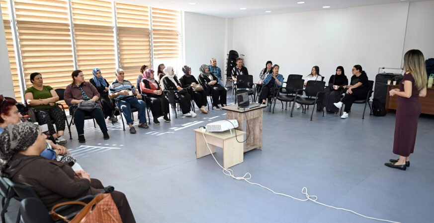 Mersin Büyükşehir Belediyesi Engelsiz Yaşam Merkezinde Aileleri Bilinçlendirdi