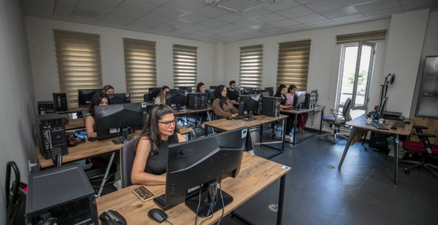 Mersin Büyükşehir Bilgisayar İşletmenliği Kursu İş Hayatına Hazırlıyor