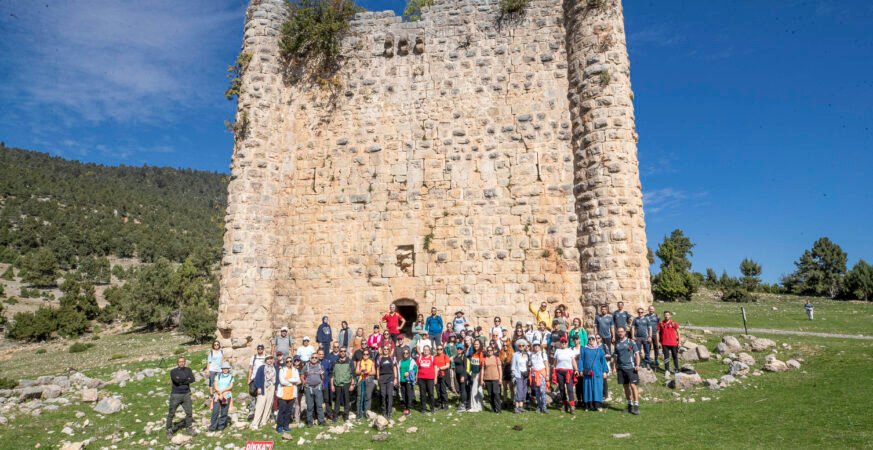 Mersin Büyükşehir Kilikya Yolu Yürüyüşü Sinap Kalesi Güzergahında Yapıldı