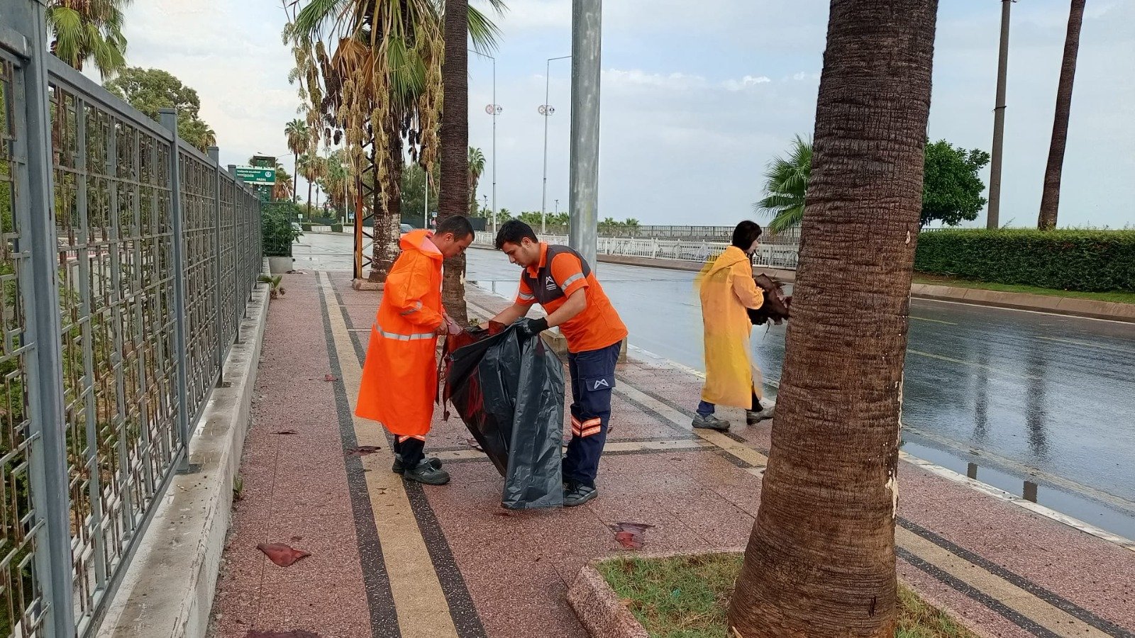 Mersin Sağanak Yağış Uyarısı Büyükşehir ve MESKİ Önlemlerini Sürdürüyor
