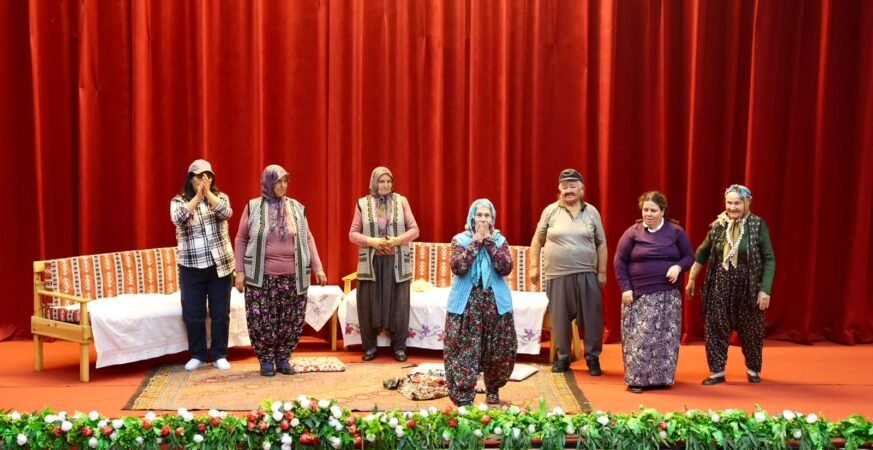 Toroslar Anne Elimi Bırakma Tiyatro Oyunu Sahnelendi