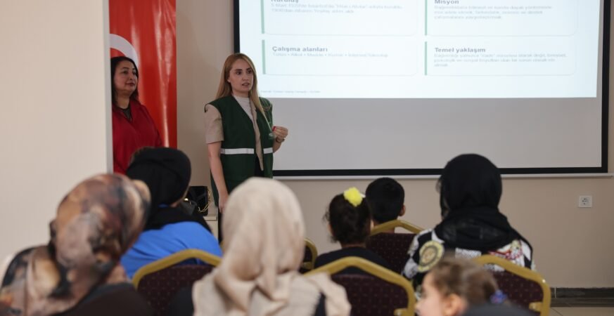 Toroslar'da Annelere Dijital Bağımlılıkla Mücadele Eğitimi Verildi